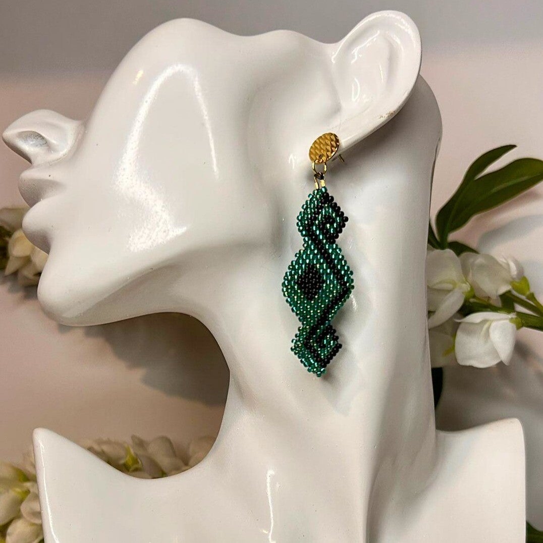 Emerald dusk beaded oorbellen