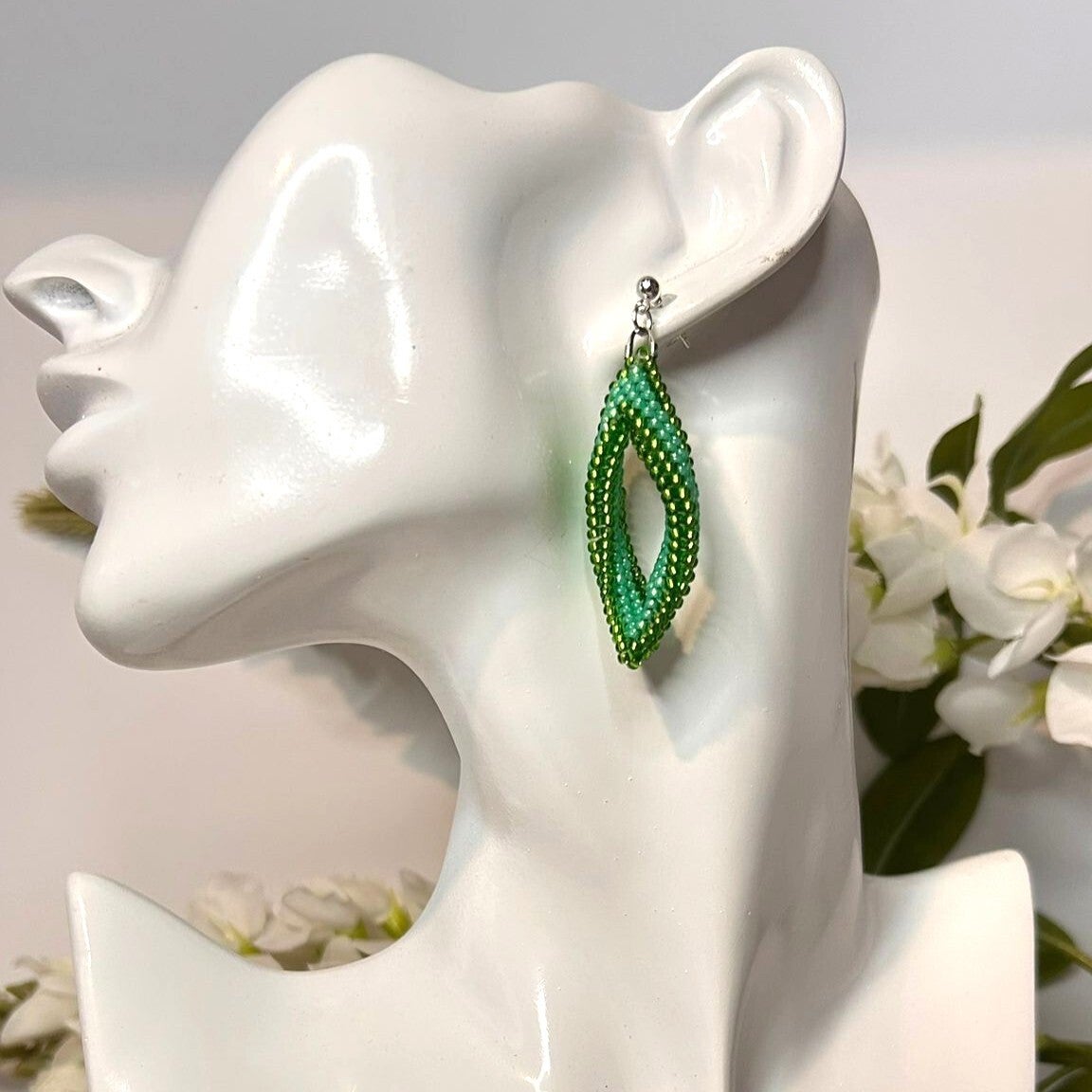 Emerald glow beaded oorbellen