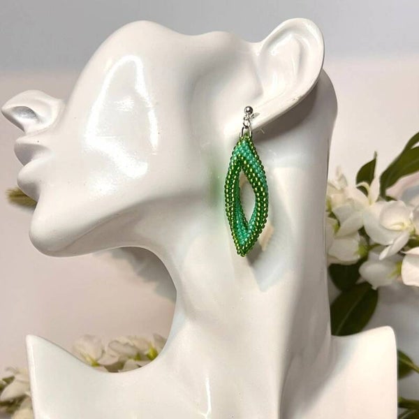 Emerald glow beaded oorbellen