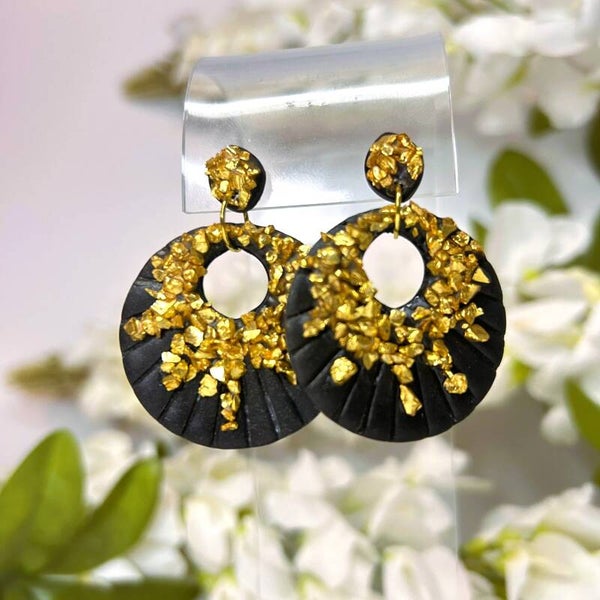 Gilded noir hangende oorbellen