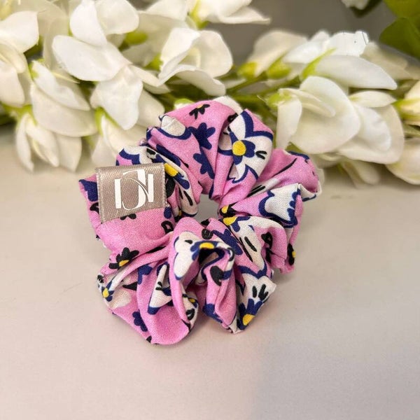 Rosy retro mini scrunchie