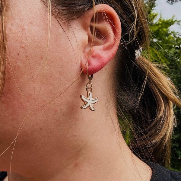 Coastal charm pearlwhite bedel oorbel