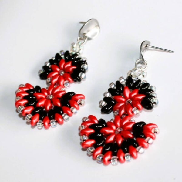 Coral eclipse beaded oorbellen