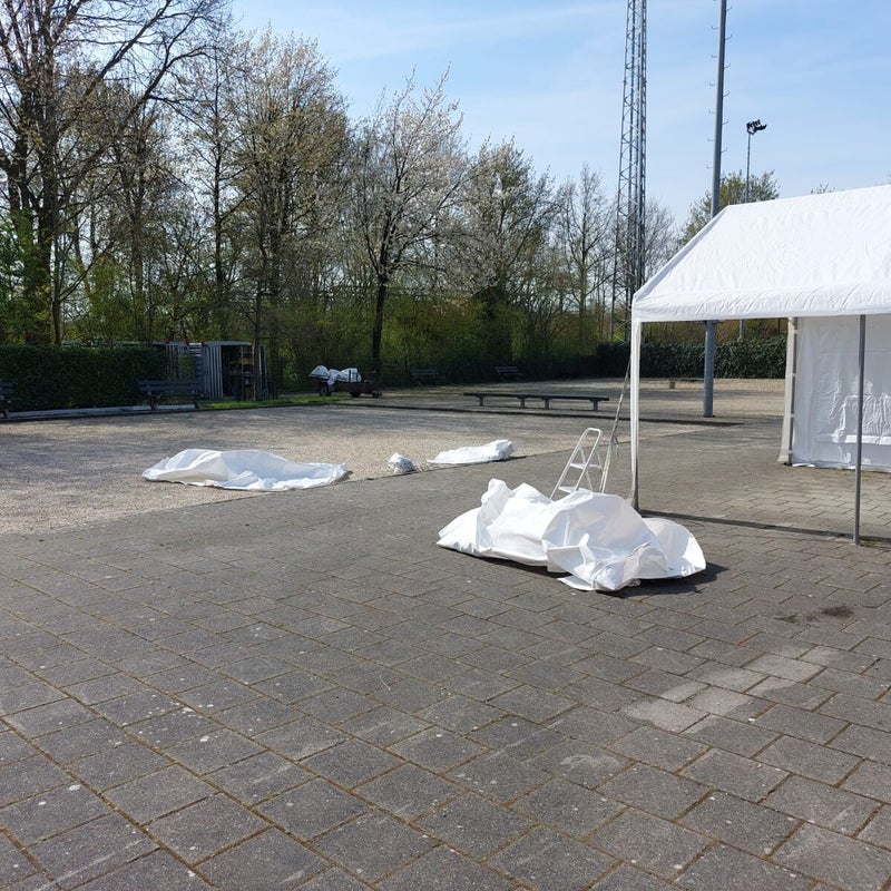Het begin is er voor de tenten.jpg