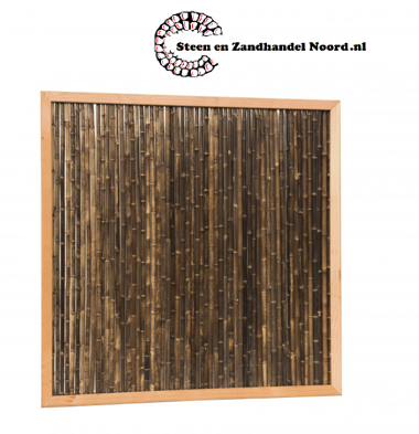 Bamboescherm van zwarte bamboestokken in douglas frame, 186 x 186 cm.