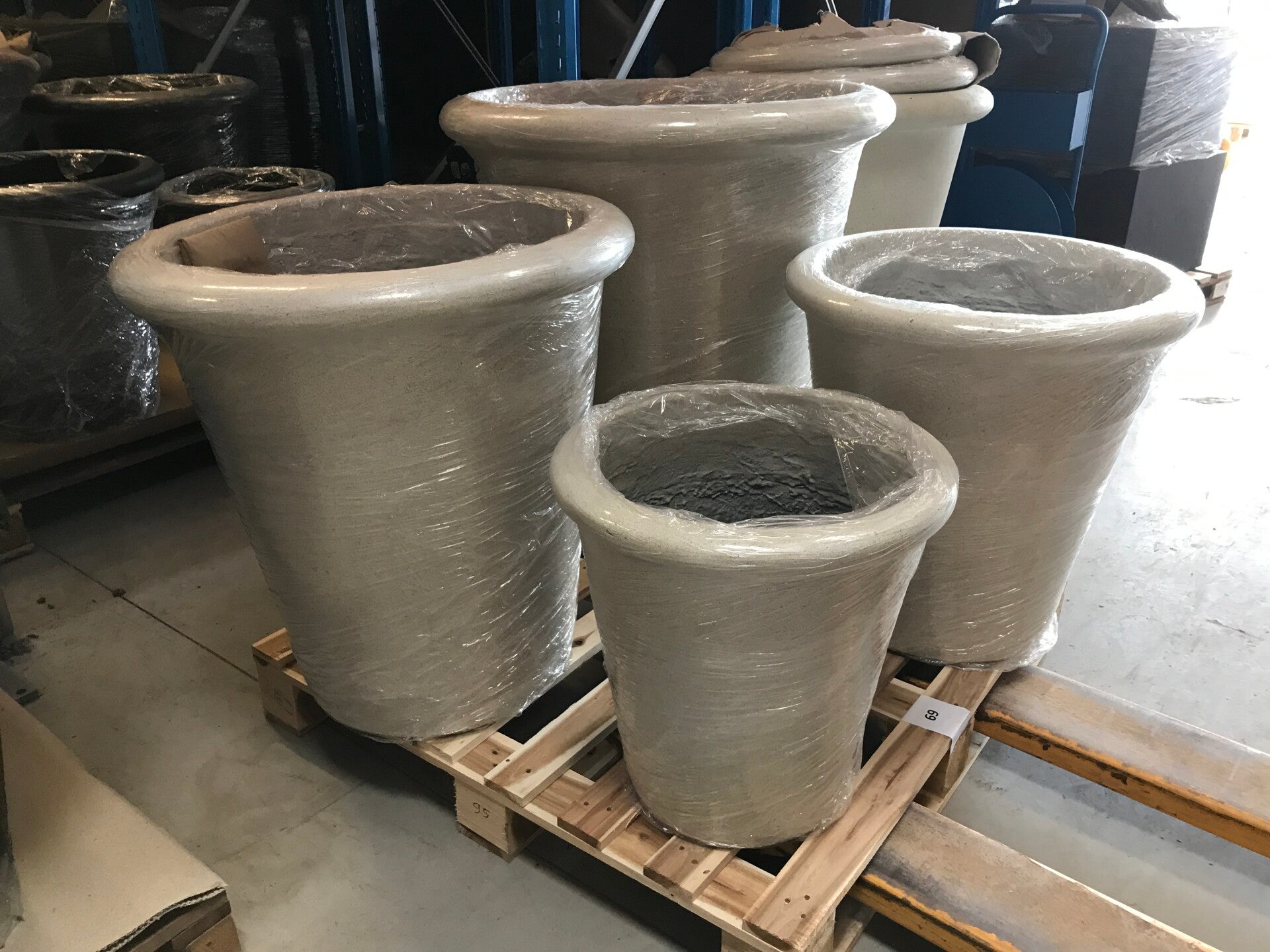 Set van 4 Luca lifestyle Grigio classico Antique white. 1 pot 75cm dia/75cm hoogte, 1 pot 65cm dia/65cm hoogte, 1 pot 55cm dia/55cm hoogte, 1 pot 45cm dia/45cm hoogte