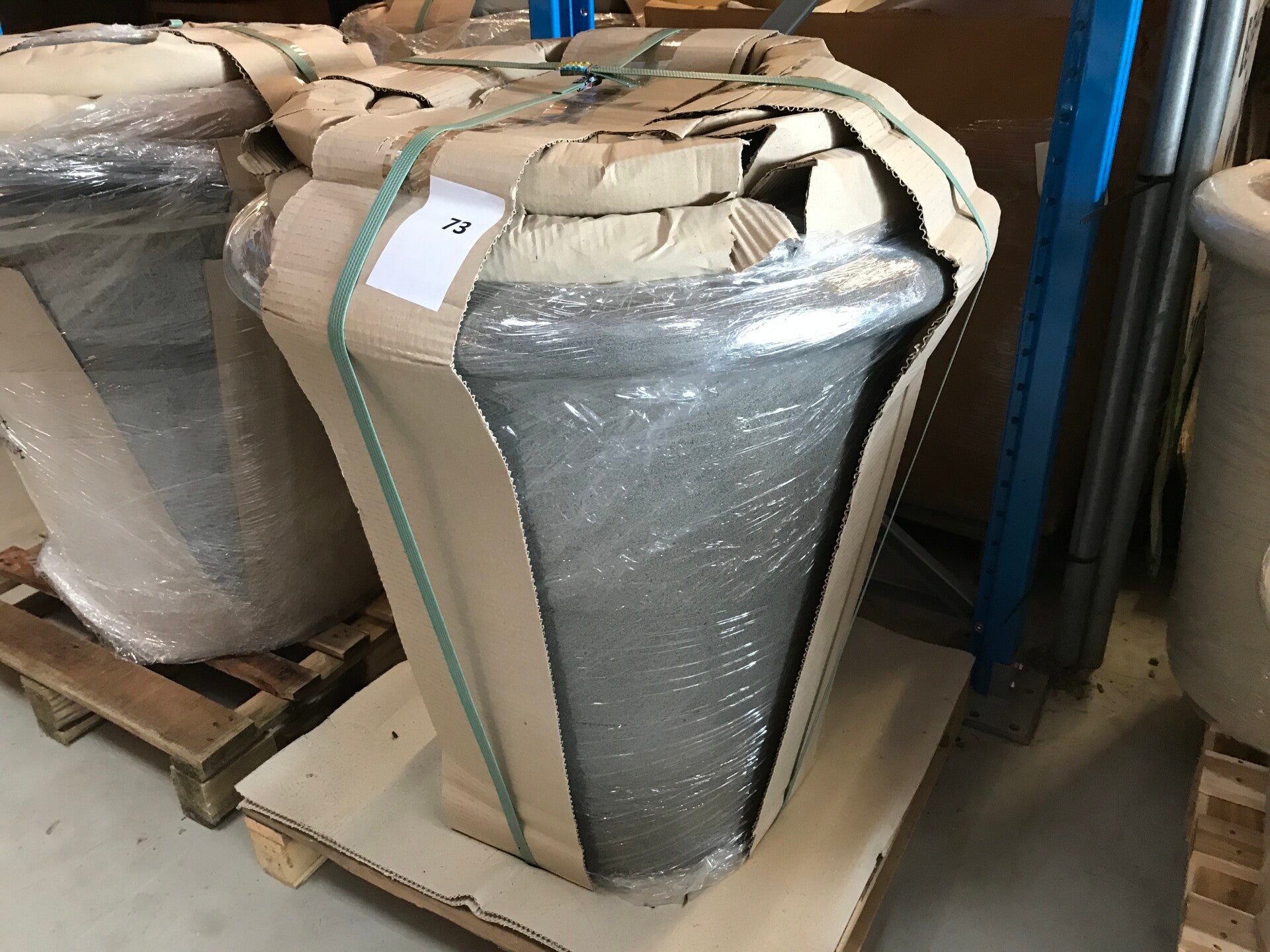 Set van 4 Luca lifestyle Grigio classico Natural Grey. 1 pot 75cm dia/75cm hoogte, 1 pot 65cm dia/65cm hoogte, 1 pot 55cm dia/55cm hoogte, 1 pot 45cm dia/45cm hoogte