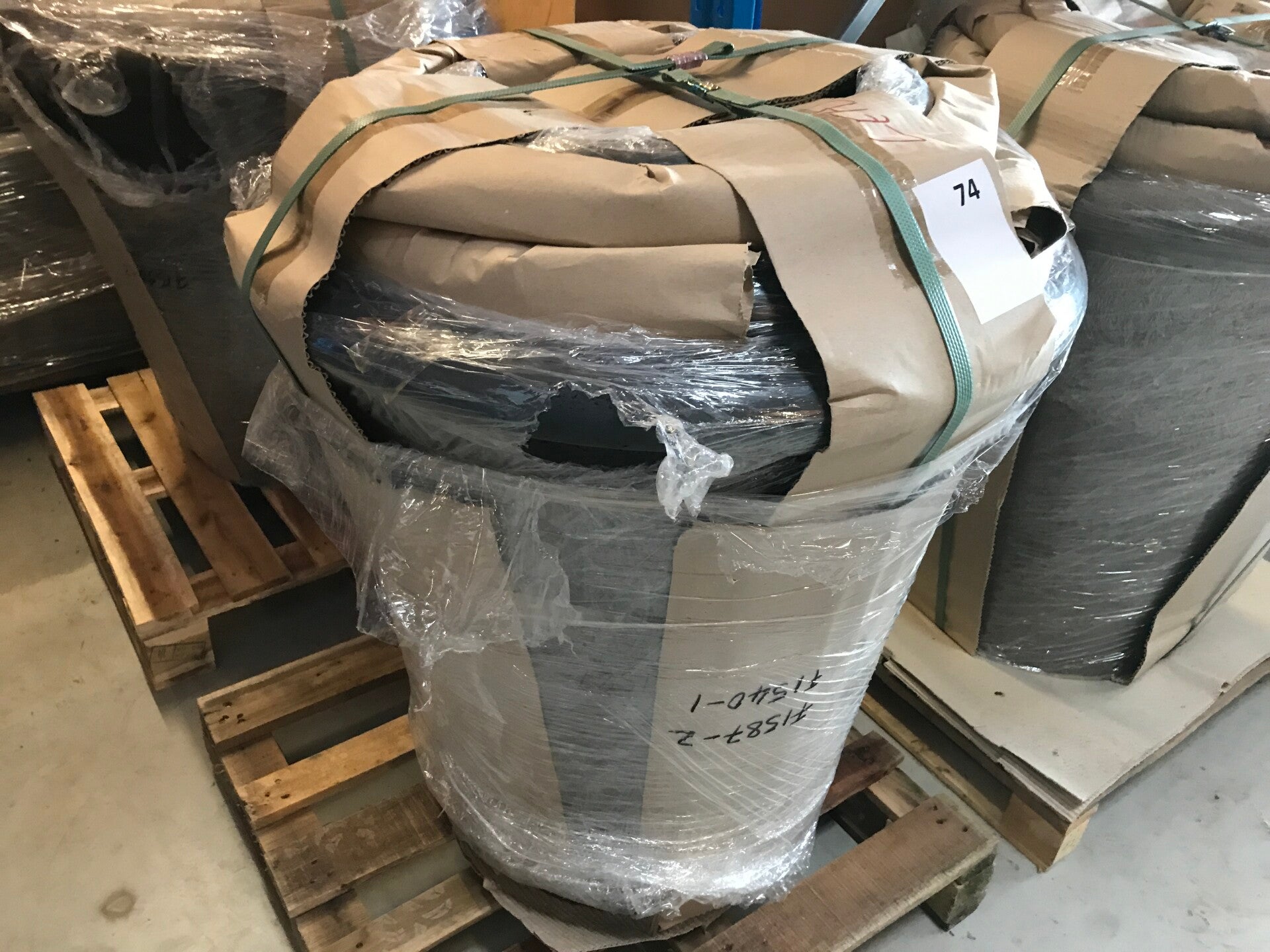 Set van 4 Luca lifestyle Grigio classico Lead. 1 pot 75cm dia/75cm hoogte, 1 pot 65cm dia/65cm hoogte, 1 pot 55cm dia/55cm hoogte, 1 pot 45cm dia/45cm hoogte