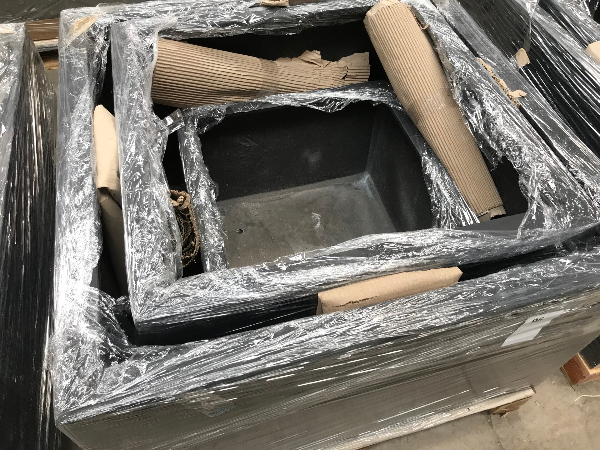 Set van 3 Luca lifestyle Grigio Low cube Anthracite. 1 bak 100x100cm/60cm hoogte, 1 bak 80x80cm/60cm hoogte, 1 bak 60x60cm/40cm hoogte