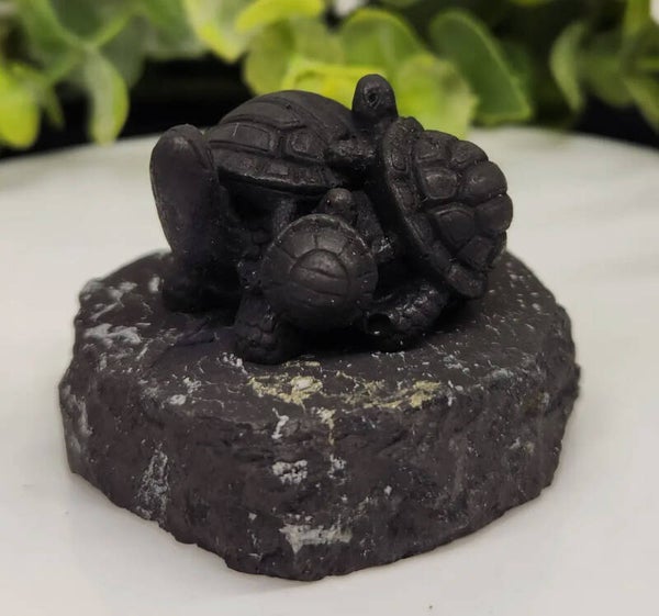 Shungite Beeldje – Drie Knuffelende Schildpadjes