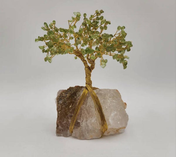 Edelsteenboom – Peridoot met Rookkwartsbasis & Gouddraad