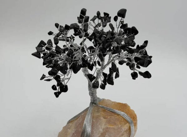 Edelsteenboom – Shungite met Rozenkwartsbasis & Zilverdraad