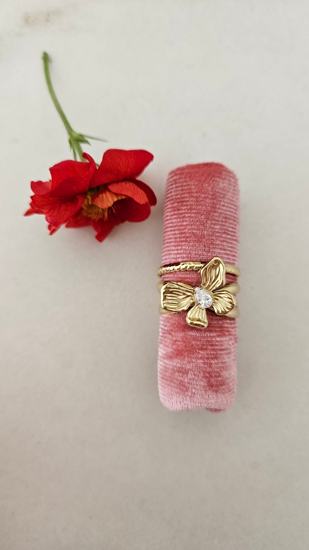 Gouden ring met bloem