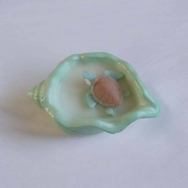 Exotic escape green shell candle