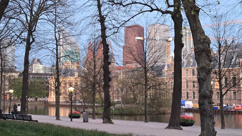 Het binnenhof met daarachter wolkenkrabbers van een architectenbureau uit Chicago
