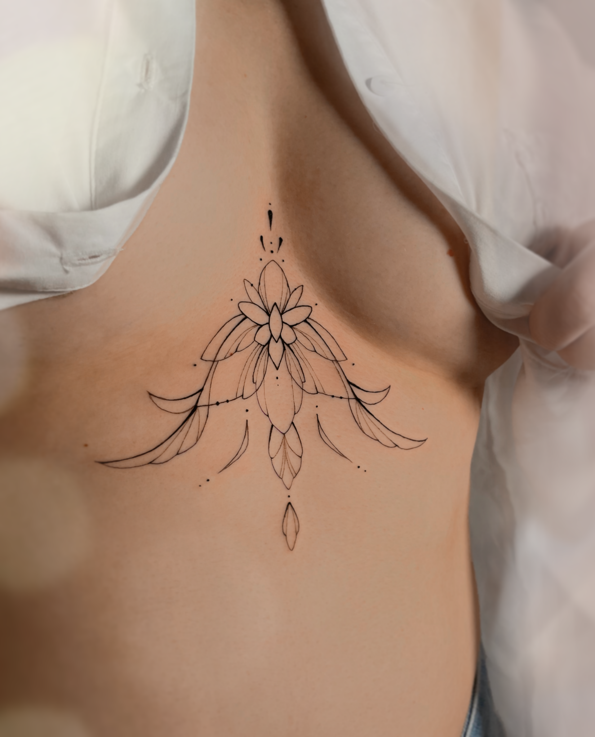 biżuteryjny daelikaty tatauaż na żebrach Olsztyn 