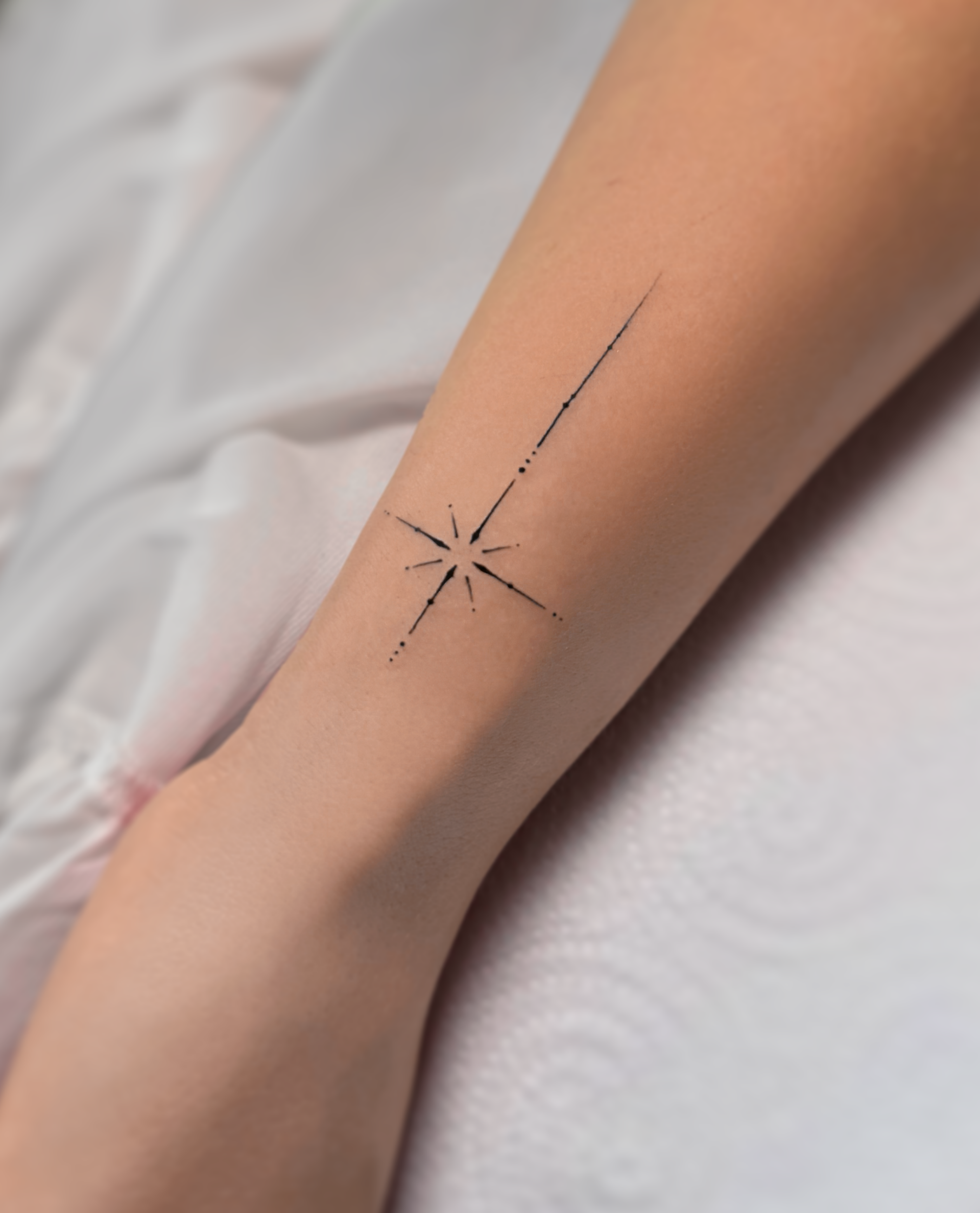 maly deliakany tatauaż ornamnet na przedramieniu Olsztyn