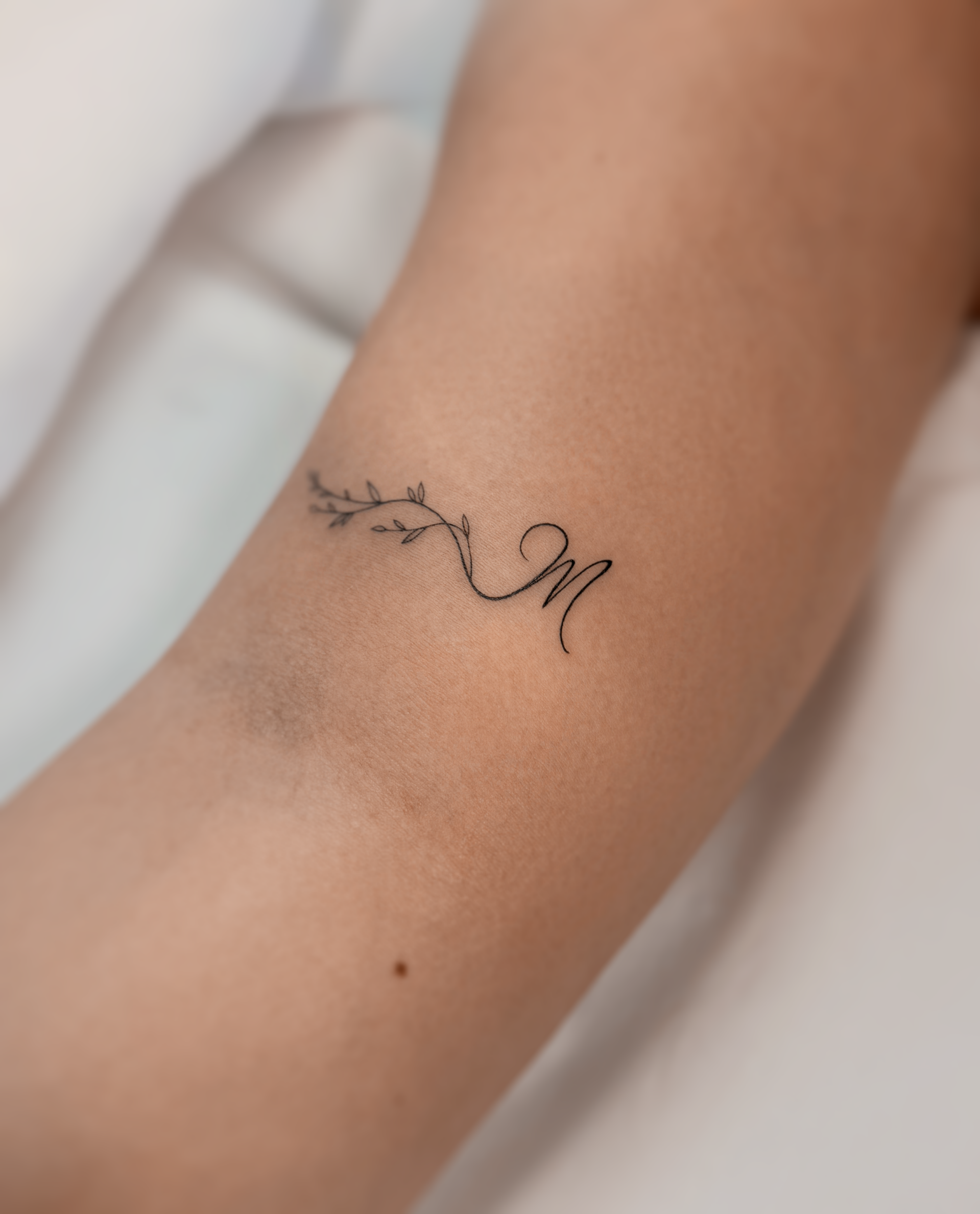 minimalistyczny tatauaż na przedramieniu Olsztyn 