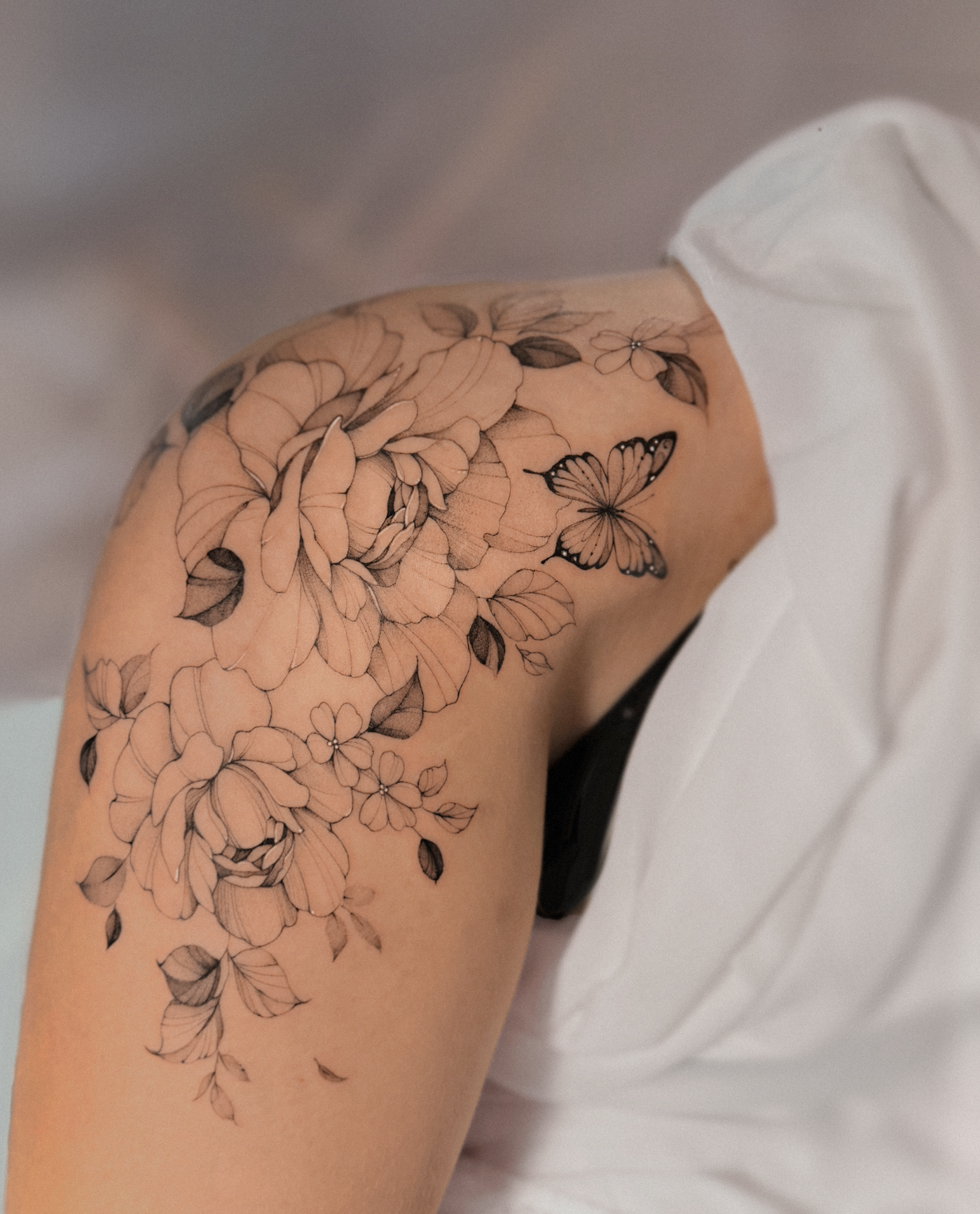 kobiecy delikatny tatuaż na udzie Olsztyn