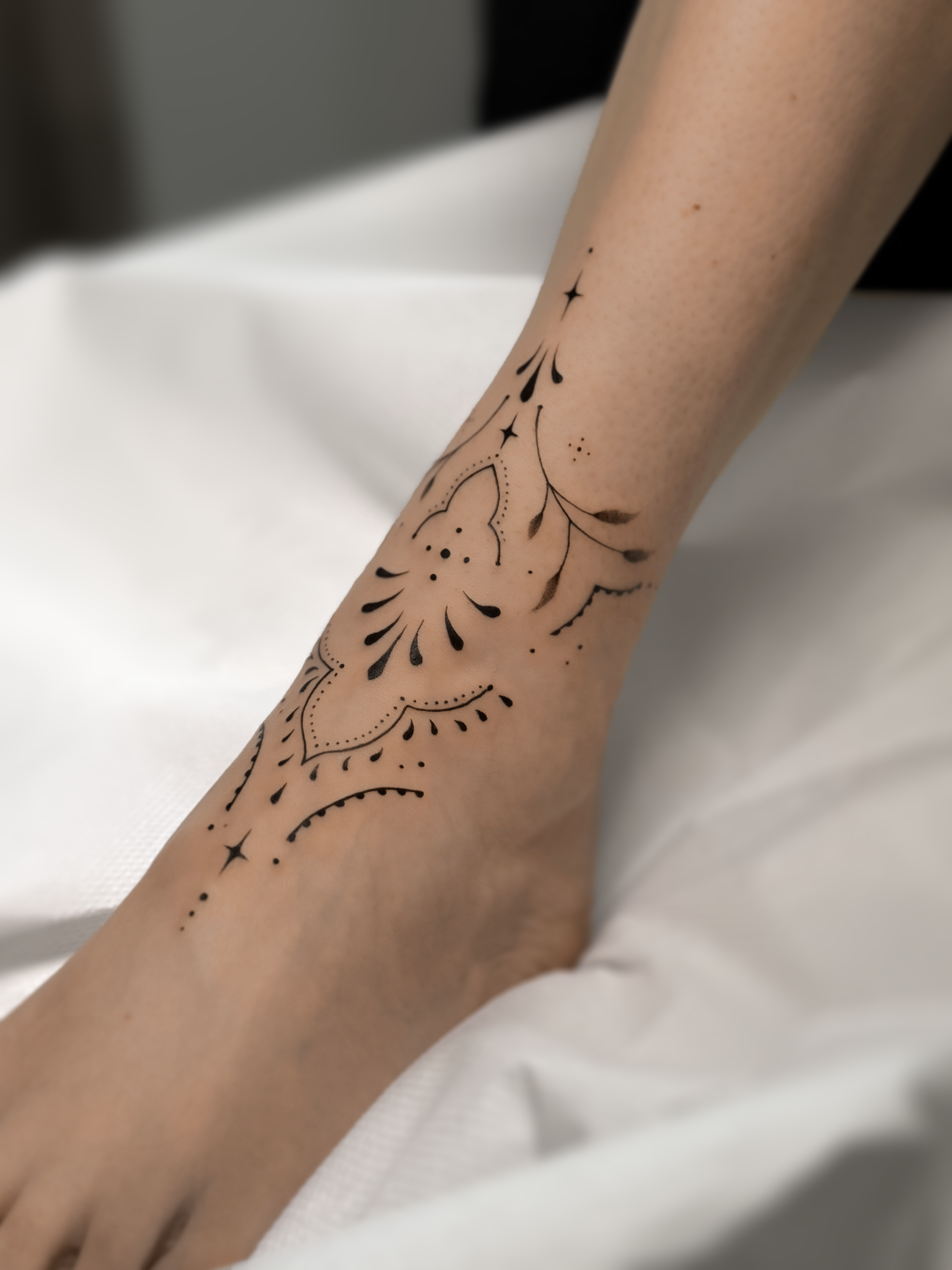 kobiecy tatauż ornament na stopie Olsztyn