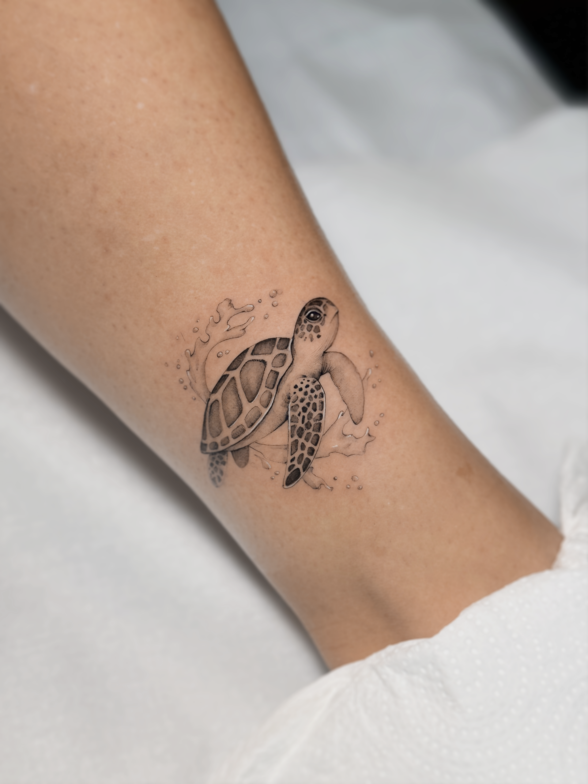 Deliakny realistyczny tatauaż żółw na kostce mały Olsztyn 