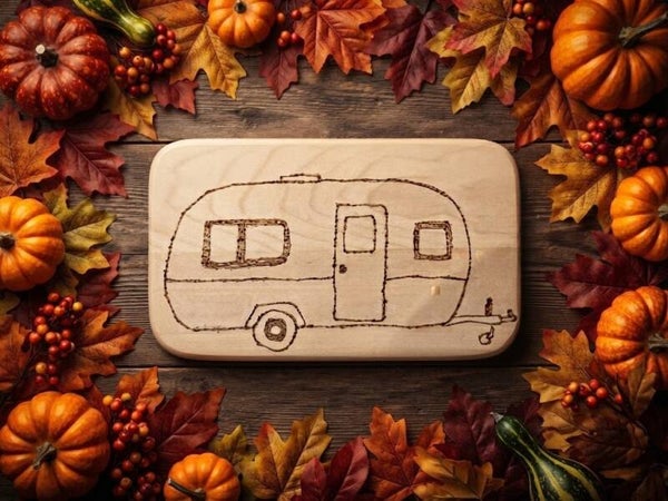 Handgebranntes Holzbrettchen „Wohnwagen“