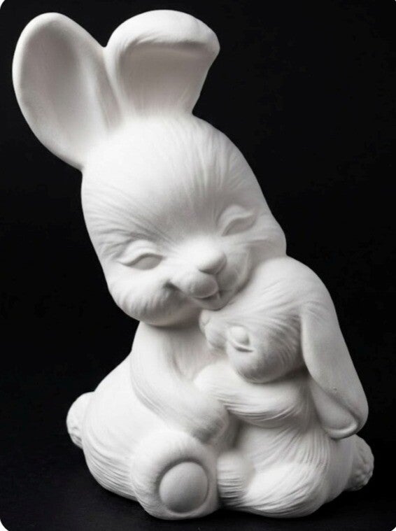 Hasen-Mama & Kind – Handgefertigte Gipsfigur in liebevoller Umarmung