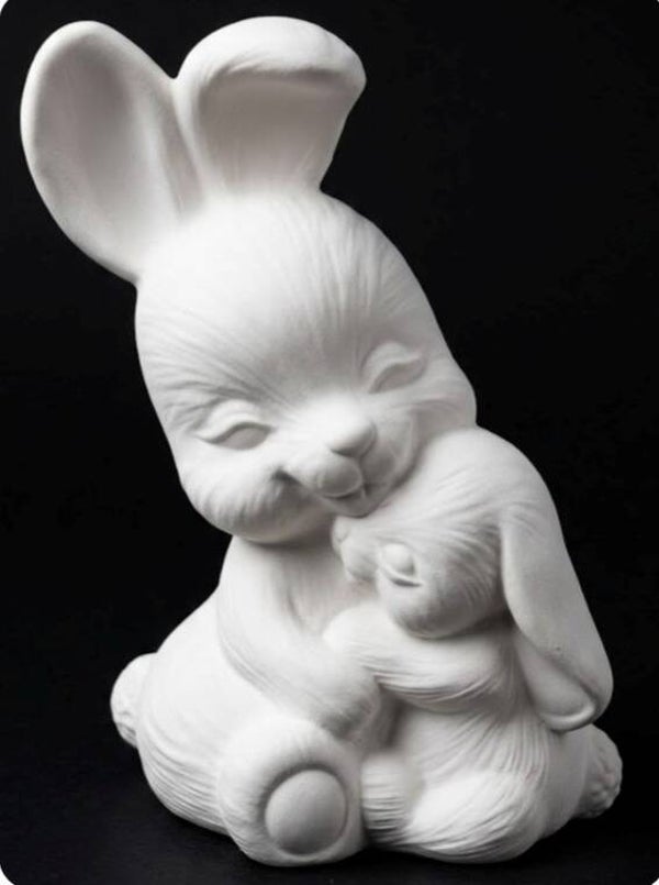 Hasen-Mama & Kind – Handgefertigte Gipsfigur in liebevoller Umarmung