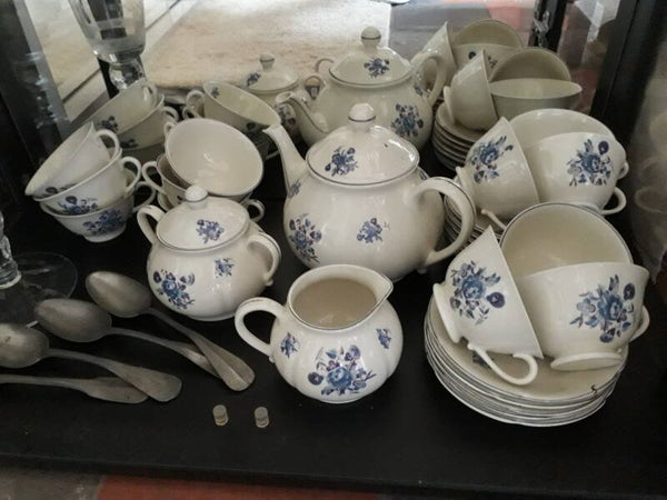 Theeservies met 12 kopjes