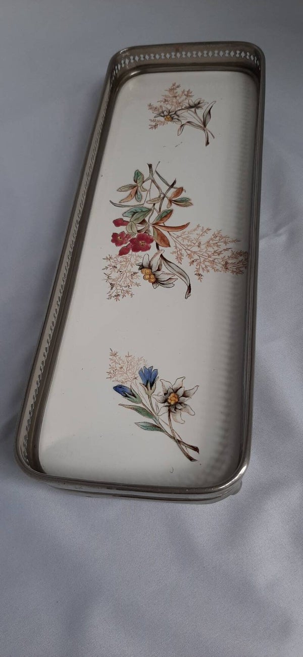 Serveer blaadje met verchroomde rand.