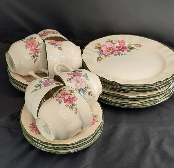 Koffiekopjes en taartbordjes