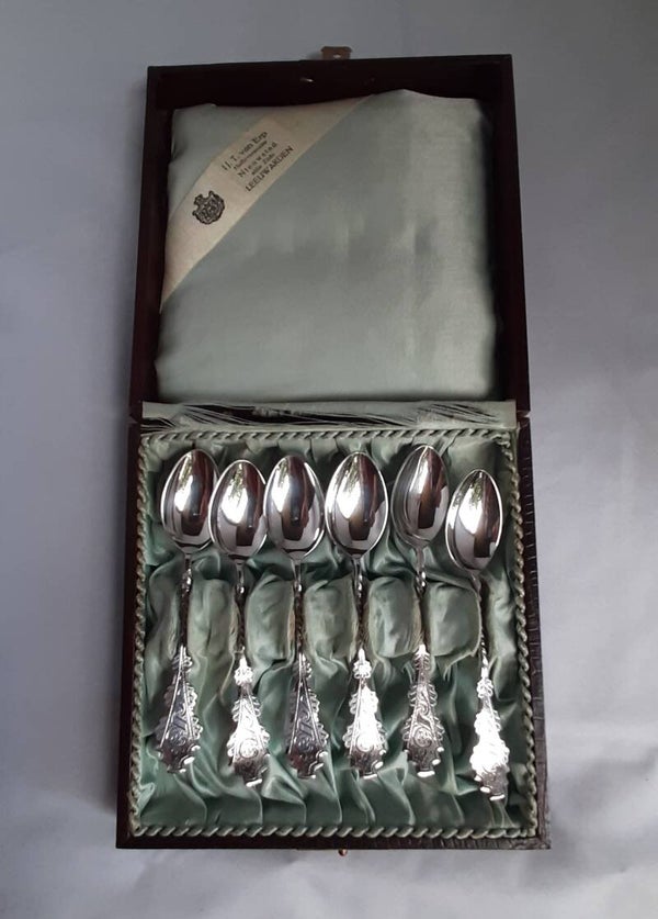 Zilveren lepeltjes.