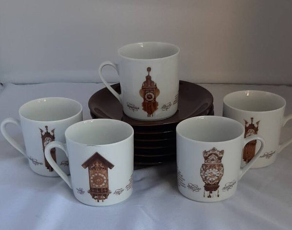 Koffiekopjes met klokken.