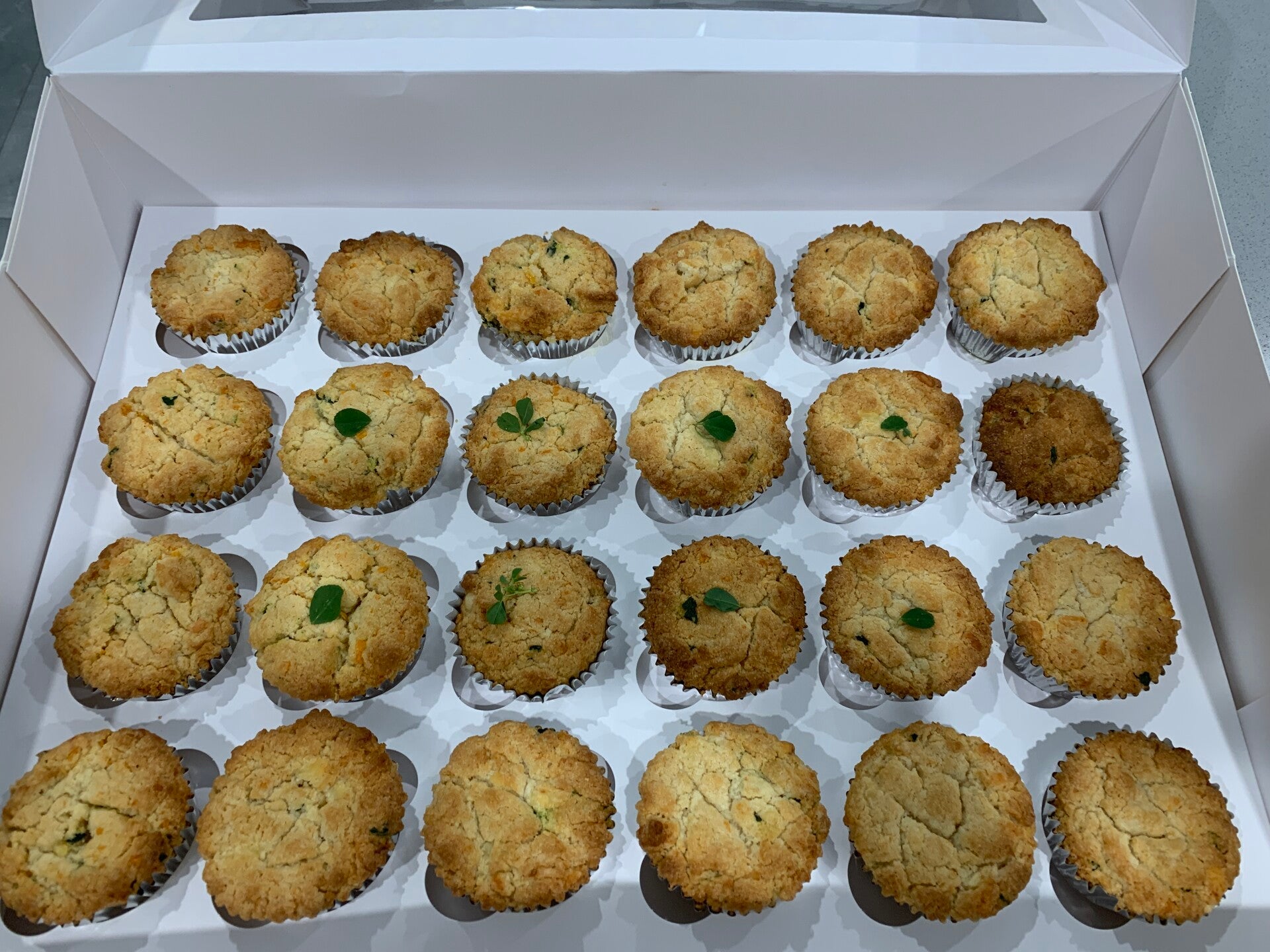 New | Whimsy Catering Packs | Savory muffins | Flavour: Dutch beechwood smoked cheese (Box 24)