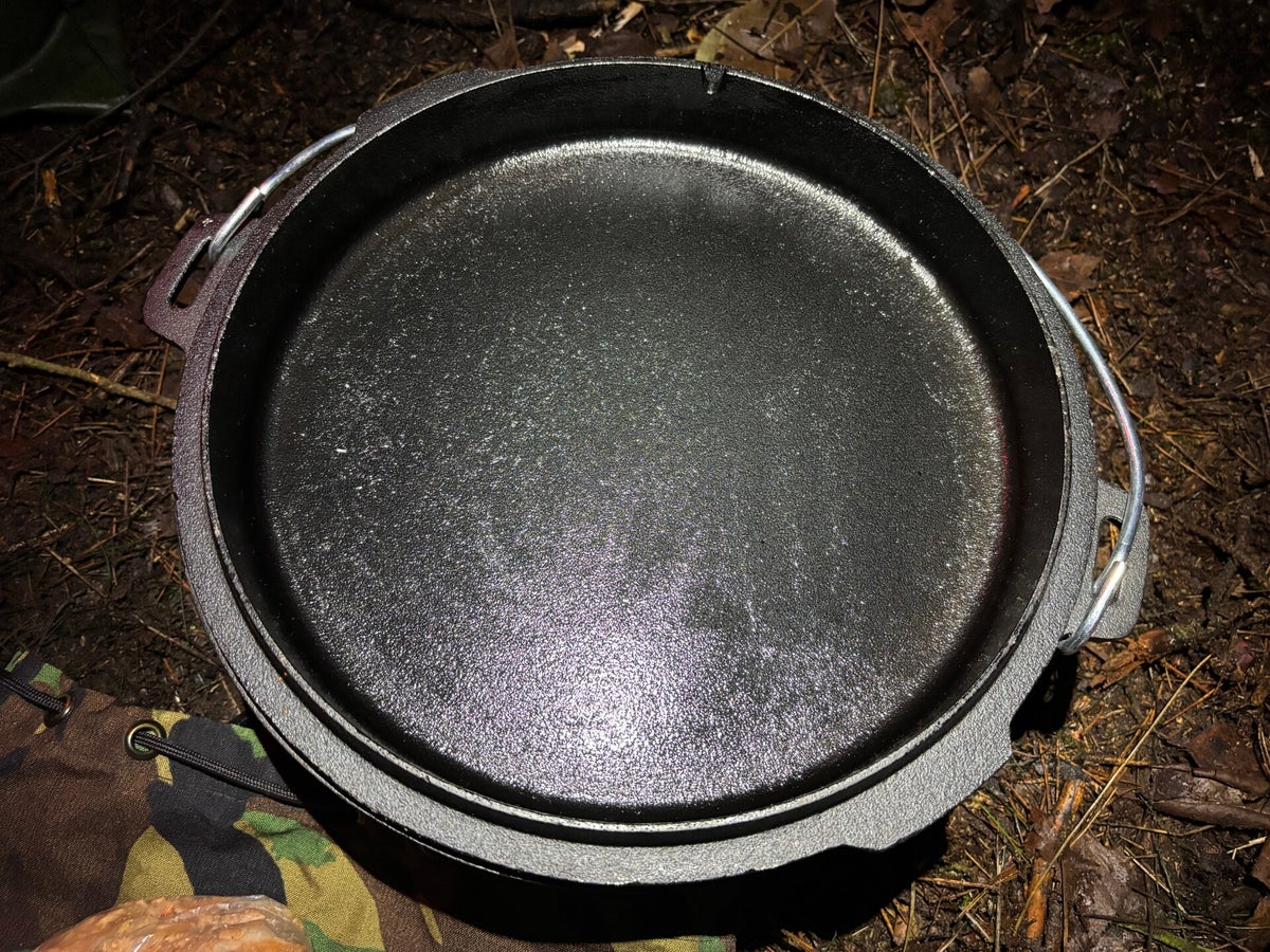 Bosrecept: pizza bakken met de Dutch Oven / Blog | Stoic Prepper