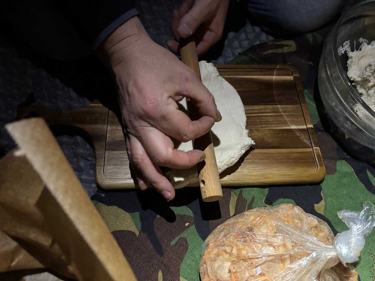 Bosrecept: pizza bakken met de Dutch Oven / Blog | Stoic Prepper