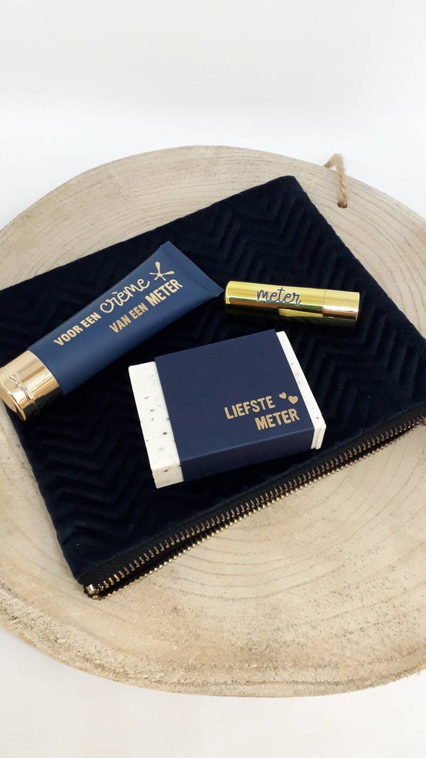 Fluweelzacht tasje met 3 verzorgingsproducten