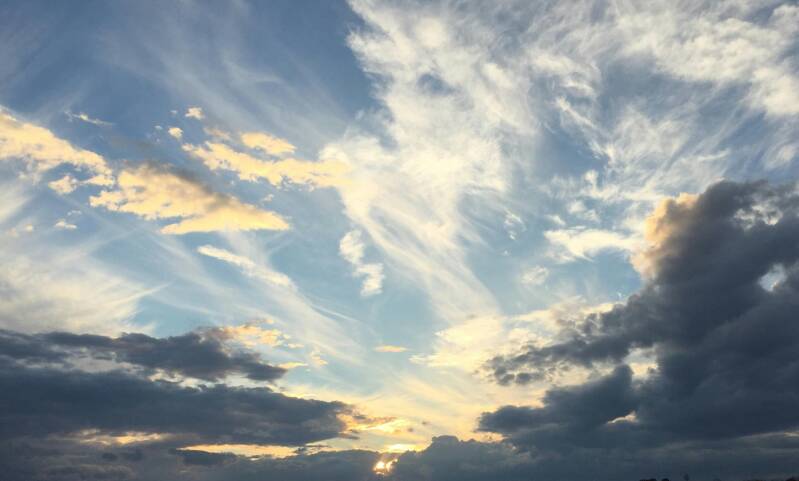 wolken, lucht en zonnestralen. God?