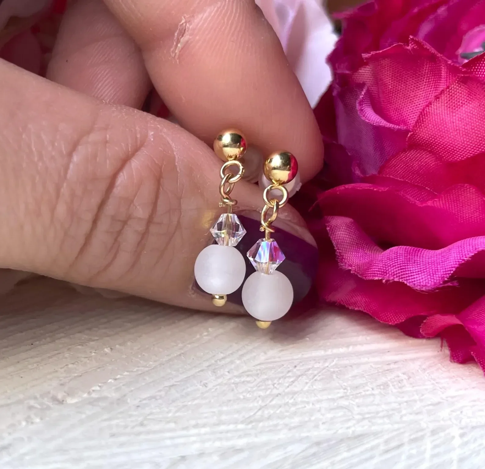 Edle weiße Hängeohrringe mit goldfarbenen Akzenten