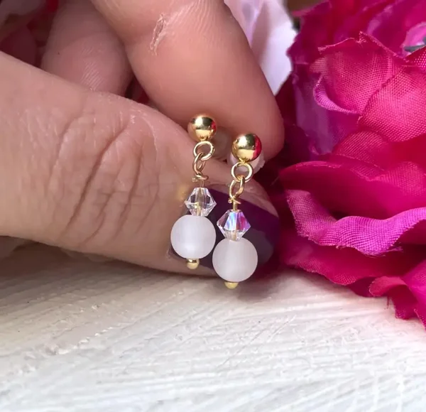 Edle weiße Hängeohrringe mit goldfarbenen Akzenten