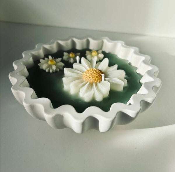 Kaars met Madeliefjes in Golvende Kom