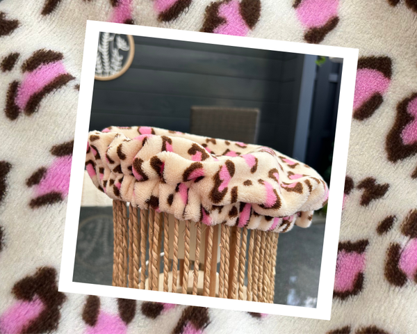 2025 - pietenmuts - fleece stof - beige met roze/zwarte vlekken