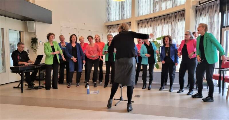 Optreden Popkoor Jicipop in 't Neie Punt in Ruinen