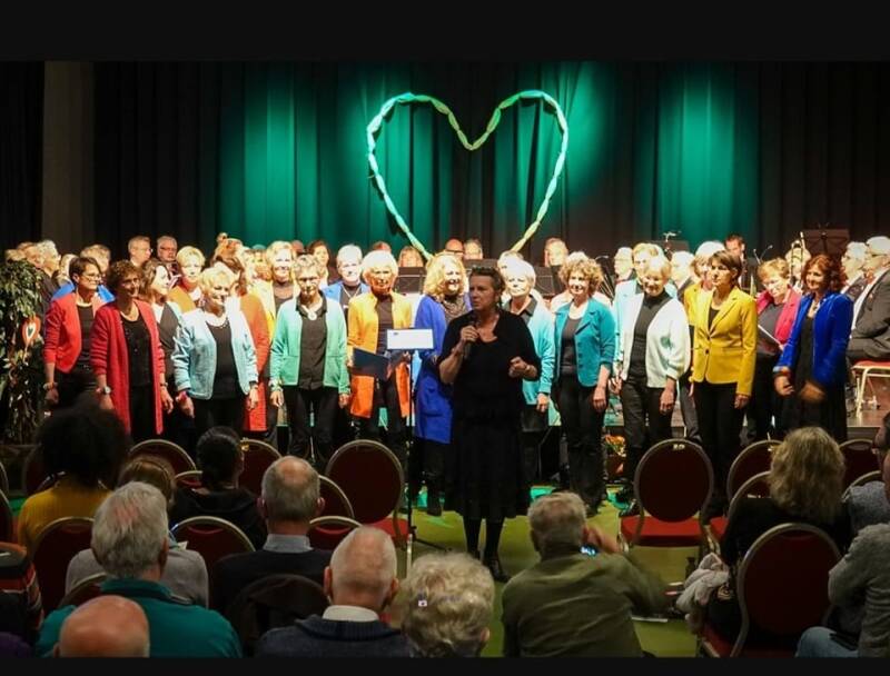 Optreden Popkoor Jicipop  bij Brassband Advendo Diever