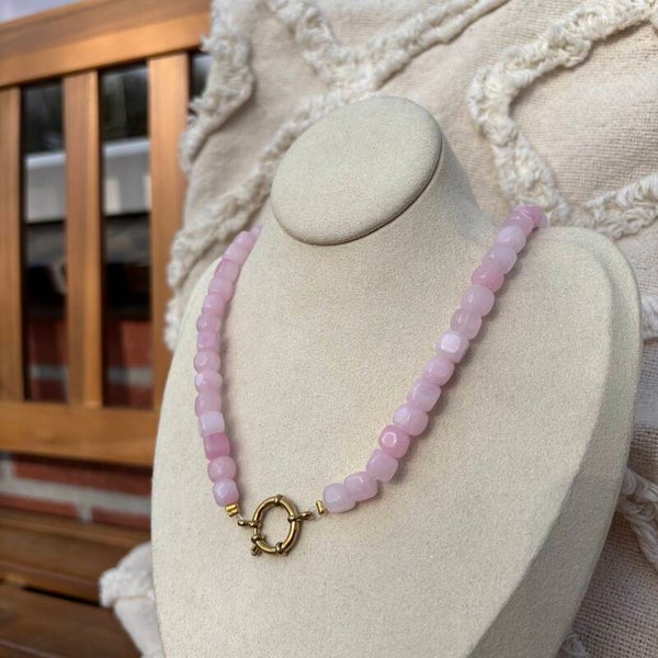 Ketting 40 cm met 8mm kubus natuursteen rosé