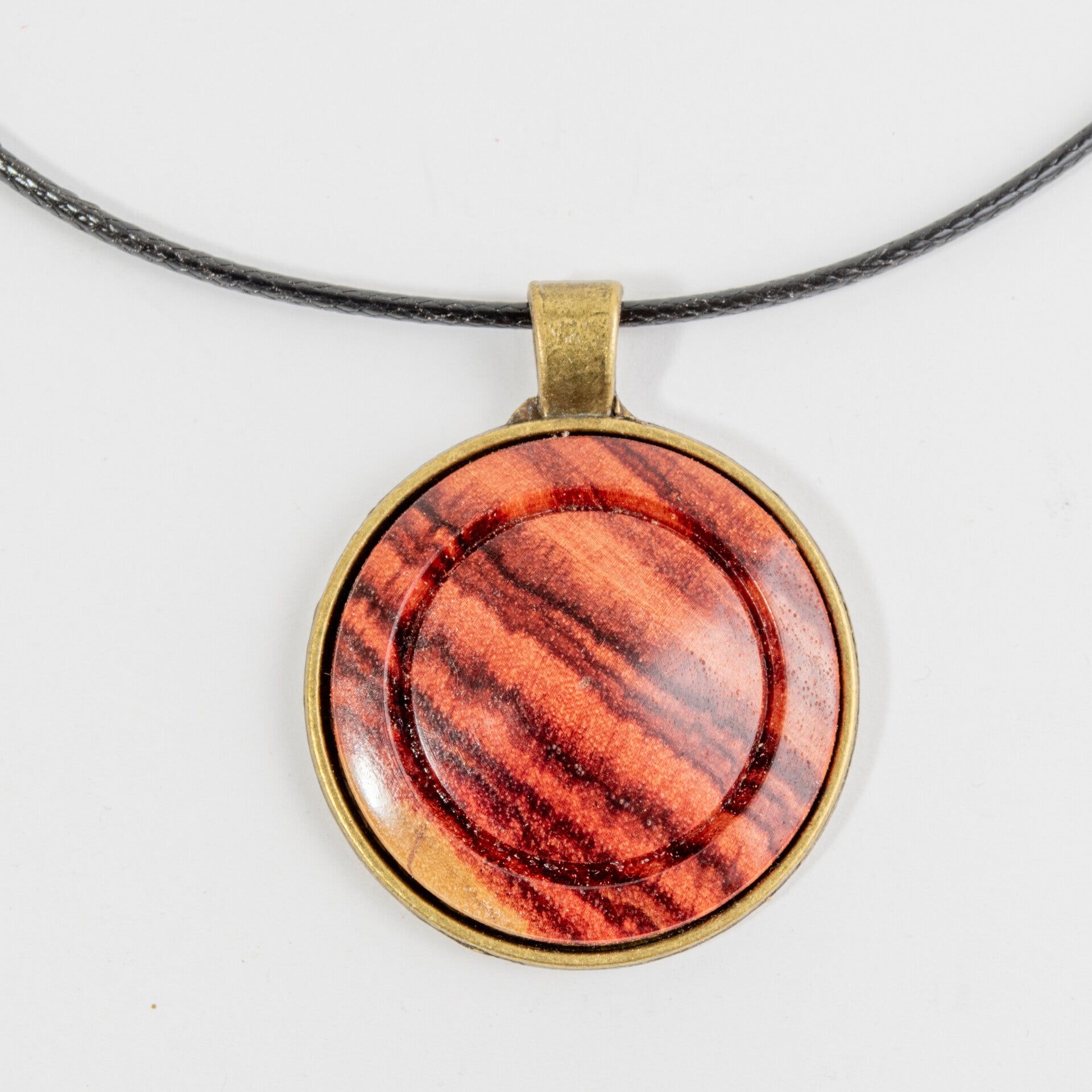 Houten Hanger met metalen cabuchon - voorbeeld