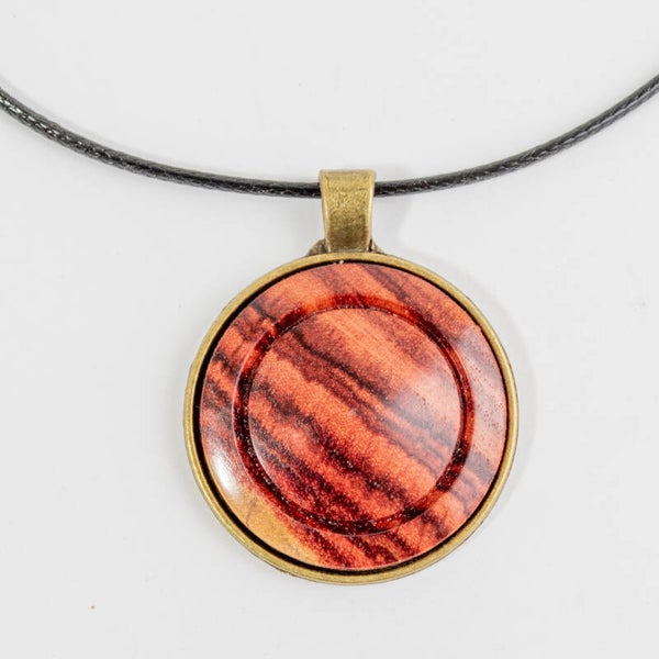 Houten Hanger met metalen cabuchon - voorbeeld