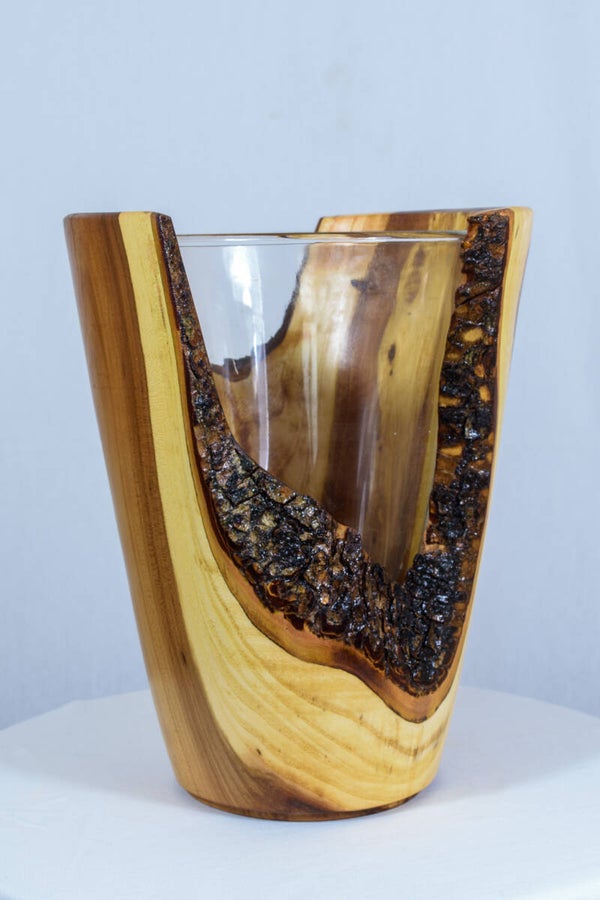 Vaas van Goudiepenhout met Glazen binnenvaas