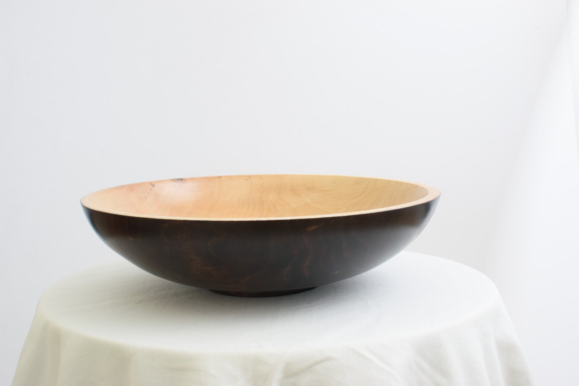 Schaal van gekleurd Hazelnoothout