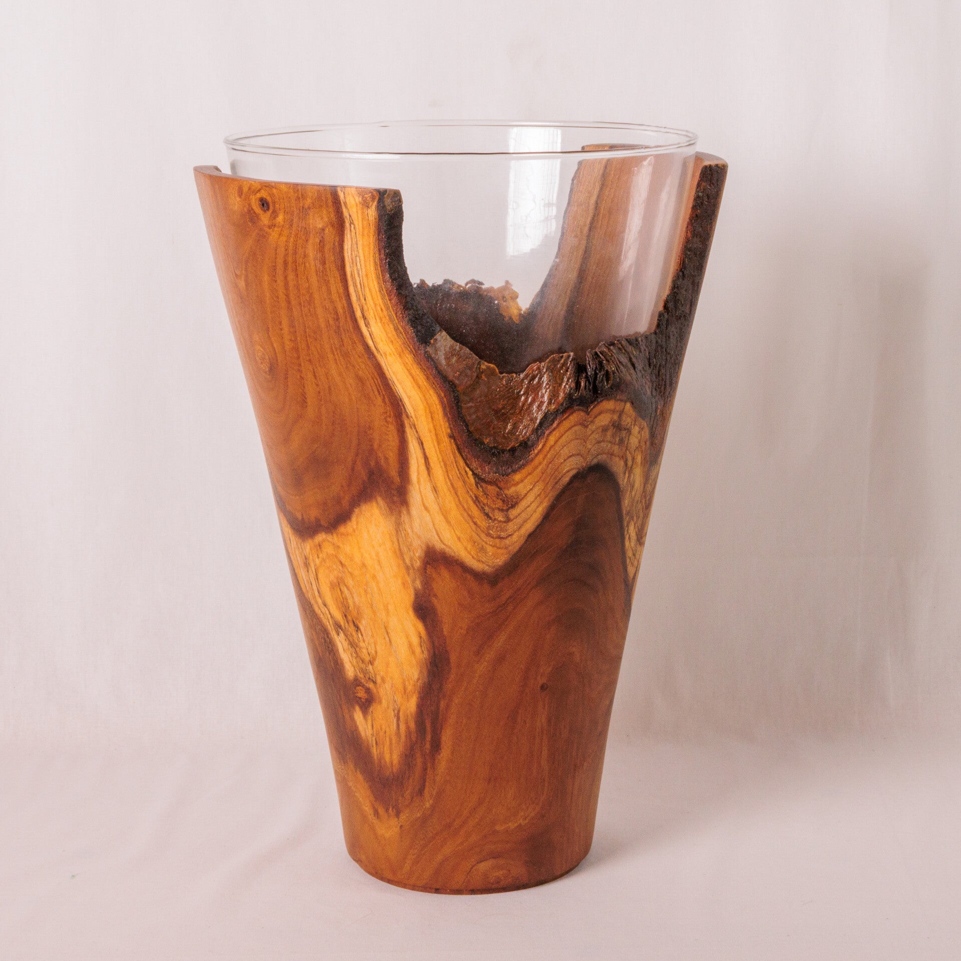 Vaas van Goudenregenhout met glasinzet